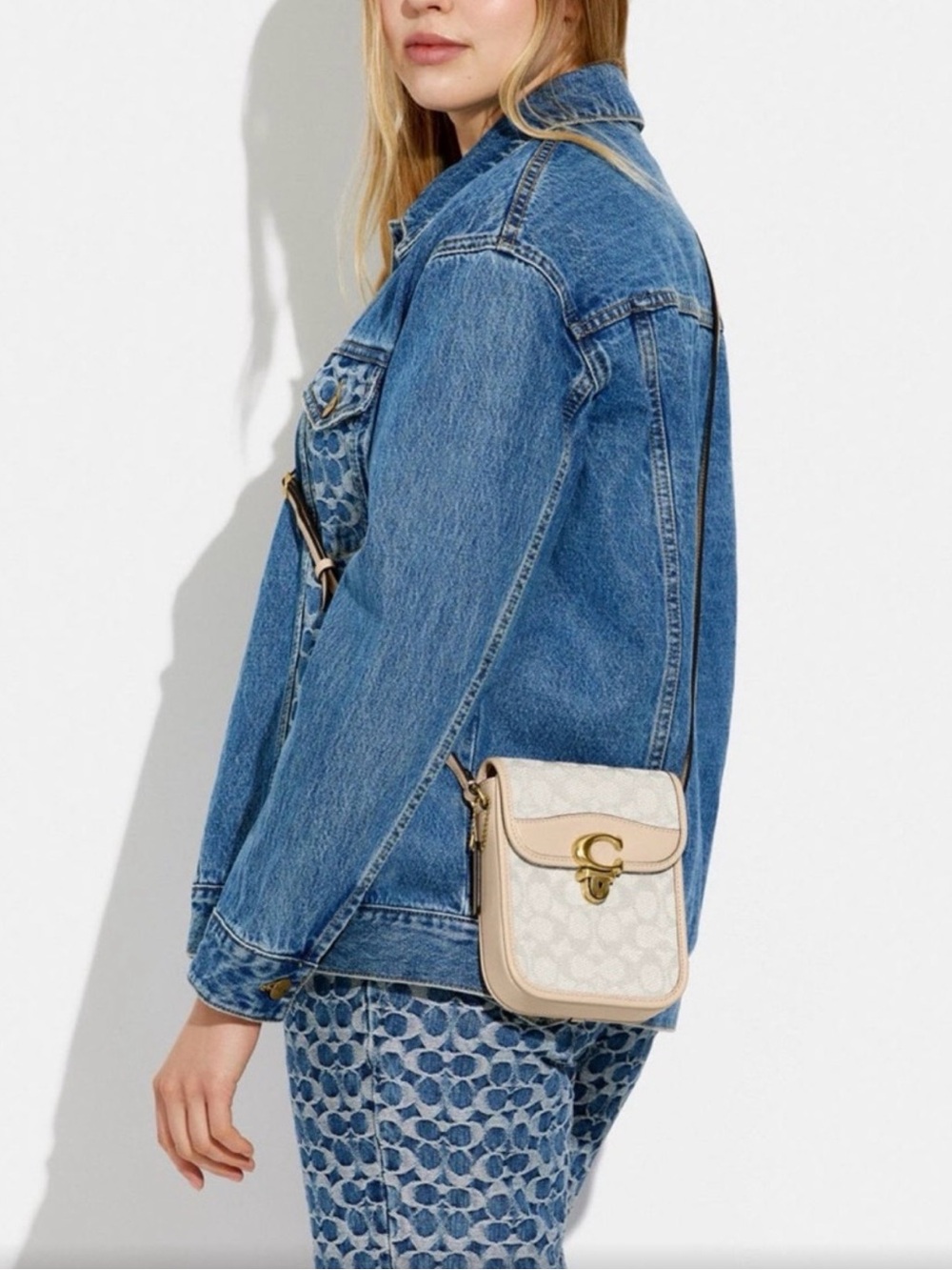 Coach Cream and Light Pink Signature Crossbody with Gold Hardware - Picture 2 of 9